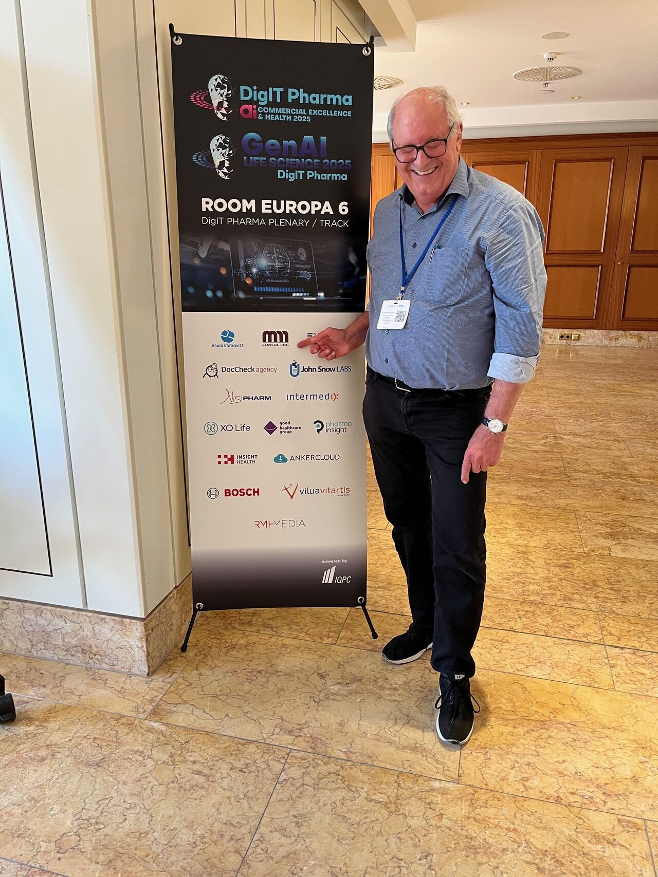 DigIT Pharma 2025 alter Mann vor Banner in Deutschland